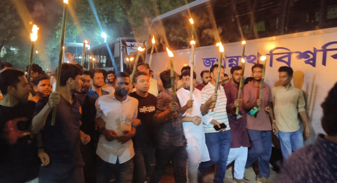 তিস্তার মেগা প্রকল্প বাস্তবায়নের দাবিতে জবিতে মশাল মিছিল